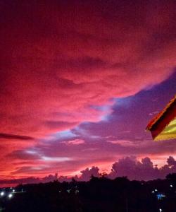 un tramonto con un cielo rosso e viola di Villa Lydia y Jose Heritage Hotel a Bayubay Sur