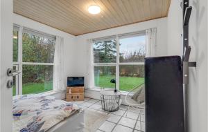 1 dormitorio con ventanas y 1 cama. en Pet Friendly Home In Spttrup With House A Panoramic View, en Spottrup