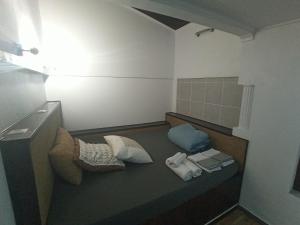 Habitación pequeña con cama y toallas en el suelo en Ginjals 67, en Almargem do Bispo