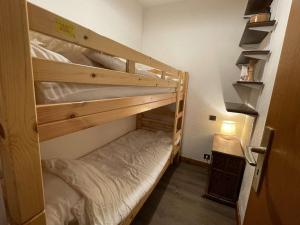 a bunk bed room with two bunk beds at Charmant 2P cabine 35m², proche pistes et village, parking, 4 pers. - FR-1-603-71 in Praz-sur-Arly +7 photos
