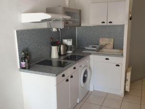 Kuchyňa alebo kuchynka v ubytovaní Studio cosy avec jardinet, parking privatif et WiFi gratuit - Proche Thermes et Étang de Thau - FR-1-503-148