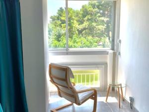 krzesło siedzące przed oknem w obiekcie Studio climatisé avec garage et WiFi à 5 min des Thermes - FR-1-503-157 w mieście Balaruc-les-Bains +4 zdjęcia