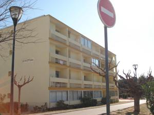 apartamentowiec z znakiem ulicznym przed nim w obiekcie Studio climatisé avec garage et WiFi à 5 min des Thermes - FR-1-503-157 w mieście Balaruc-les-Bains