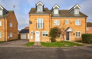 een groot bakstenen huis met een witte deur bij Free Parking - Large House - Contractor - Leisure in Peterborough