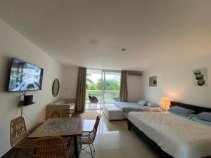 a bedroom with a bed and a living room at Elegante y espacioso Apartamento en Playa Blanca in Río Hato