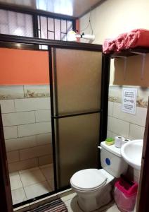 a bathroom with a toilet and a sink at Starfish Cahuita's House - Casa Vacacional in Cahuita