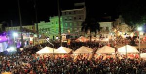 una gran multitud de personas de pie alrededor de un festival por la noche en Quarto tranquilo a 7 minutos do Pelourinho, en Salvador