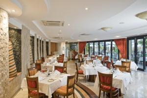 Ein Restaurant oder anderes Speiselokal in der Unterkunft Kigali Serena Hotel 