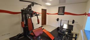 Zimmer mit einem Fitnessraum mit Fitnessgeräten in der Unterkunft Ferienwohnung Rothen-Adler in Breitenbrunn