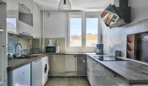 Kuchyňa alebo kuchynka v ubytovaní Grand et beau T5 spacieux + 17 fotografií