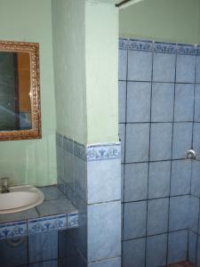 un baño con lavabo y espejo en Guest house Posada Ixchel, en El Remate