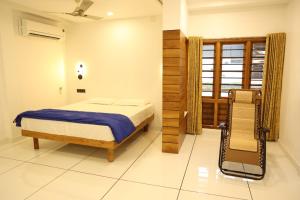 1 dormitorio con cama y ventana en QUILON LAKE INN en Kollam