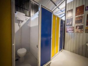 een badkamer met een douche en een toilet. bij Lost & Found Hostel Weligama in Weligama