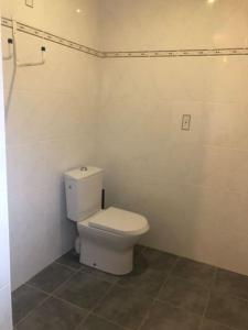 La salle de bains est pourvue de toilettes blanches. dans l'établissement LES IRIS 1 T2 45m2 à 200m des thermes, à Eugénie-les-Bains