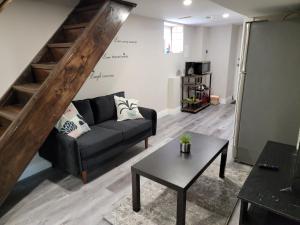 Comfy Private Unit في تورونتو: غرفة معيشة مع أريكة وطاولة