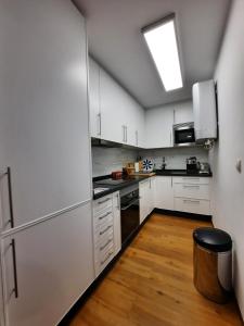 kuchnia z białymi szafkami i lodówką w obiekcie Sunshiny Costa del Sol - BEACH APARTMENT w mieście Fuengirola