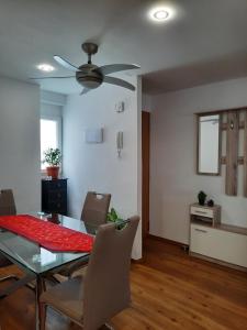 jadalnia ze stołem i wentylatorem sufitowym w obiekcie Sunshiny Costa del Sol - BEACH APARTMENT w mieście Fuengirola