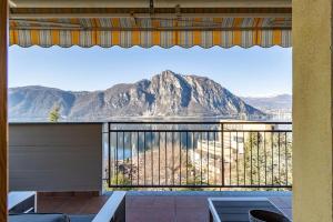 balcone con vista sulle montagne di Wraparound Lake Views Bellavista Residence a Campione dʼItalia