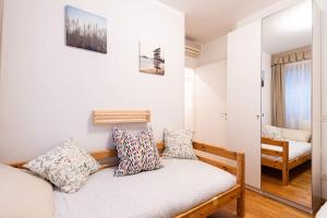 una piccola camera con letto e specchio di Wraparound Lake Views Bellavista Residence a Campione dʼItalia