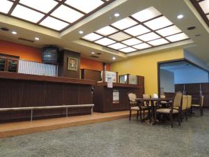 - une salle d'attente avec une table et des chaises dans l'établissement Guide Hotel Changhua Jhongjheng, à Changhua