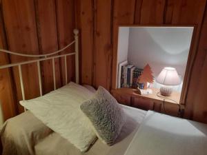 Schlafzimmer mit einem Bett und einem Spiegel in der Unterkunft Gîte Saint-Régis-du-Coin, 3 pièces, 4 personnes - FR-1-496-268 in Saint-Régis-du-Coin
