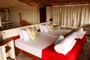 1 dormitorio con 1 cama blanca grande con almohadas en Ugab Terrace Lodge, en Fingerklippe 