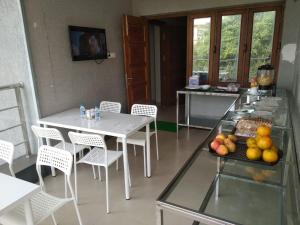 tavolo e sedie con un piatto di frutta di Forest View Residency Bhubaneswar a Bhubaneshwar