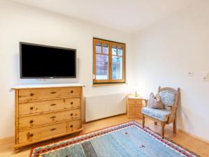 TV a/nebo společenská místnost v ubytování Chalet in Kaltenbach near Ski Lift