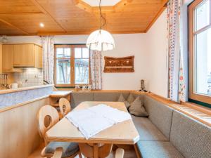 cocina y sala de estar con mesa y sofá en Property in Kaltenbach en Kaltenbach