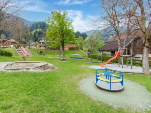 un parque con parque infantil con tobogán en Property in Kaltenbach en Kaltenbach