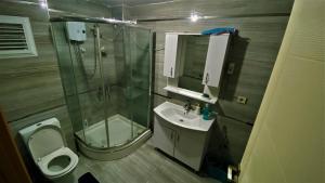y baño con ducha, aseo y lavamanos. en Full floor in duplex apartment, en Avcılar