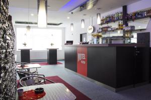 un bar in un ristorante con bancone e sedie di Motel Pávov a Jihlava