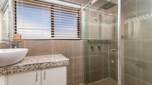 ein Badezimmer mit Dusche und Waschbecken in der Unterkunft Bribie Escape, Top Floor Unit with Waterviews in Bellara