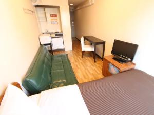 TV a/nebo společenská místnost v ubytování HOTEL LiVEMAX BUDGET Kawasaki Ekimae