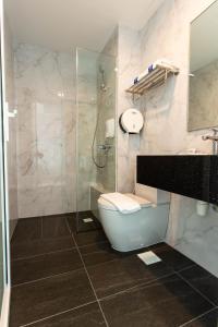 A bathroom at ibis budget Singapore Gold