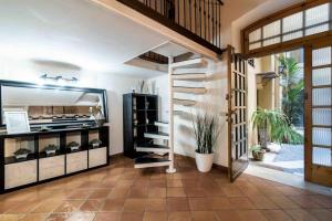 A kitchen or kitchenette at Via dei Cestari loft