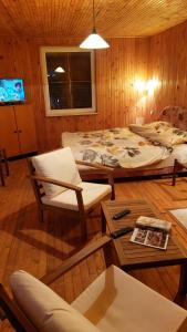 - un salon avec un lit, une chaise et une table dans l'établissement Vikendica Zajecar, 