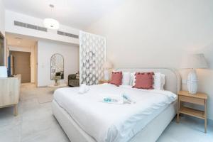 Postel nebo postele na pokoji v ubytování Spacious Pastel Studio by Suiteable Interiors