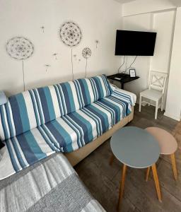 Televisyen dan/atau pusat hiburan di EMILY studio apartment with sea & park view