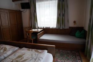Postel nebo postele na pokoji v ubytování Erbhof Innertal