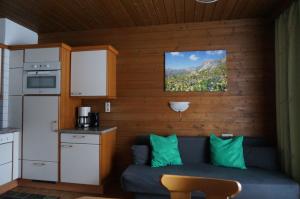 małą kuchnię z kanapą w pokoju w obiekcie Erbhof Innertal w mieście Tux