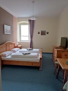 um quarto com uma cama grande e uma janela em Garni Hotel Post em Weißenstadt