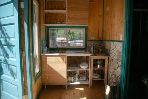 Habitación con TV, escritorio y ventana. en Tiny Fuy, en Puerto Fuy