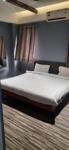a bedroom with a large bed in a room at Hotel Ashirwad, Solapur in Solapur