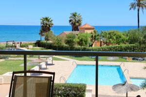 balcón con vistas a la piscina y al océano en Tierra de Mar 41, en Denia