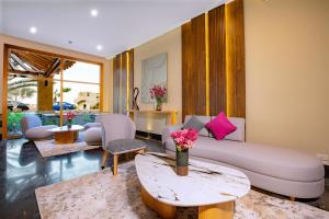 a living room with a couch and a table at Zen Resort Sahl Hasheesh by TBH Hotels in Hurghada