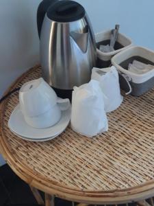 Příslušenství pro přípravu čaje a kávy v ubytování Sunil Garden Guesthouse