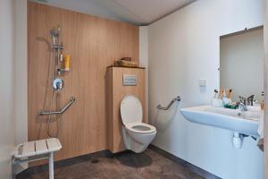 ein Badezimmer mit Toilette und Waschbecken in der Unterkunft Camping de la Plage - Damgan in Damgan