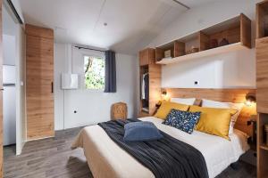 A bed or beds in a room at Camping de la Plage - Damgan