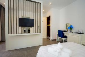 TV a/nebo společenská místnost v ubytování Rose Hotel Phú Quốc
